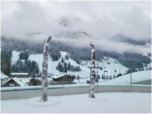 양순열, '호모 사피엔스'(2010) 후주몽호텔 야외 설치 전경[양순열스튜디오 제공, 재판매 및 DB 금지]