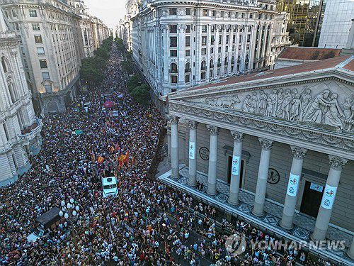 5월 광장 앞 대성당 앞에 모인 시위대(부에노스아이레스=EPA 연합뉴스) 아르헨티나 성소수자(LGTB)단체 주최로 개최된 반파시스트ㆍ반인종차별 시위가 1일(현지시간) 아르헨티나 전역에서 개최됐다.   '증오 없는 나라를 위해'란 모토 아래 수십만명이 모인 이번 시위는 하비에르 밀레이 대통령이 다보스 포럼 연설에서 발언한 성소수자 차별 및 여성혐오 살인죄 폐지에 대해 규탄하기 위해 개최되었으나,  밀레이 정권에 항의하는 대규모 반정부 시위로 변했다. 2025.2.2