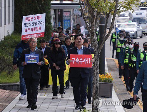 김진하 양양군수 사퇴 촉구 거리 행진[연합뉴스 자료사진]