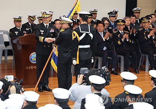해군 기동함대사령부 창설식(서귀포=연합뉴스) 박지호 기자 = 3일 오전 제주 서귀포시 강정동 제주해군기지 복지관 강당에서 열린 해군 기동함대사령부 창설식에서 양용모 해군참모총장이 김인호 초대 기동함대사령관에게 부대기를 수여하고 있다. 2025.2.3 jihopark@yna.co.kr