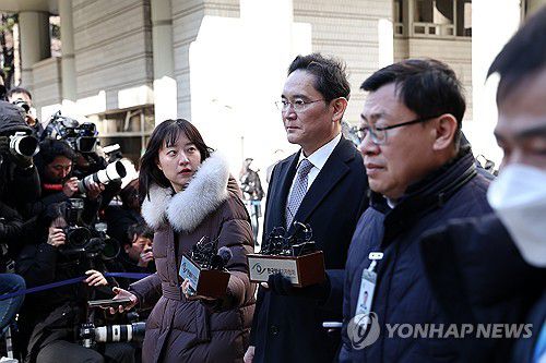 이재용 '경영권 불법승계 혐의' 항소심 무죄(서울=연합뉴스) 윤동진 기자 = 이재용 삼성전자 회장이 3일 오후 서초구 서울고법에서 열린 그룹 경영권 승계 관련 부당합병·회계부정 의혹 항소심 선고공판에서 무죄 판결을 받은 뒤 법원을 나서고 있다. 2025.2.3 mon@yna.co.kr