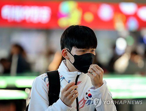 마스크 쓰는 정재원(영종도=연합뉴스) 김도훈 기자 = 2025 하얼빈 동계 아시안게임 스피드스케이팅 국가대표 정재원이 3일 오후 인천국제공항 제1여객터미널에서 출국 수속을 기다리며 마스크를 착용하고 있다. 2025.2.3 superdoo82@yna.co.kr