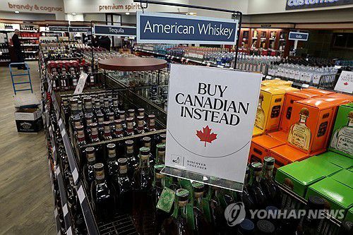 캐나다 주류판매점의 '미국산 위스키 말고 캐나다산 사세요' 안내[로이터 연합뉴스 자료사진. 재판매 및 DB 금지]