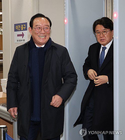 법정 나서는 송철호-황운하(서울=연합뉴스) 이진욱 기자 =  4일 서울 서초구 서울고등법원에서 열린 문재인 정부 청와대의 '울산시장 선거 개입 의혹' 사건 2심 선고공판에서 무죄가 선고된 송철호 전 울산시장(왼쪽)과 조국혁신당 황운하 원내대표가 법정을 나서고 있다. 2025.2.4 cityboy@yna.co.kr