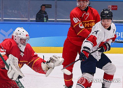 슈팅하는 이총민(하얼빈=연합뉴스) 서대연 기자 = 4일 오후(현지시간) 하얼빈 아이스하키 아레나에서 열린 하얼빈 동계아시안게임 아이스하키 남자 조별예선 A조 대한민국과 중국의 경기.     이총민이 슈팅하고 있다. 2025.2.4 dwise@yna.co.kr