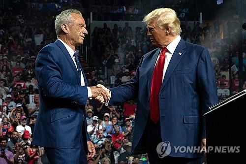 트럼프(우)와 케네디 주니어[AFP 연합뉴스 자료사진 재판매 및 DB금지]