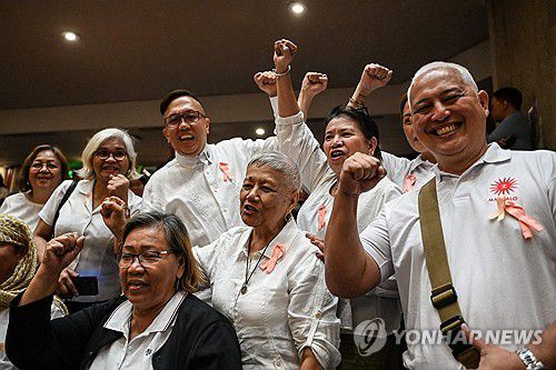 필리핀 두테르테 부통령 탄핵안 하원 가결(마닐라 AFP=연합뉴스) 5일(현지시간) 필리핀 마닐라 하원에서 세라 두테르테 부통령 탄핵안이 가결되자 탄핵 지지 의원들이 기뻐하고 있다. 2025.02.05