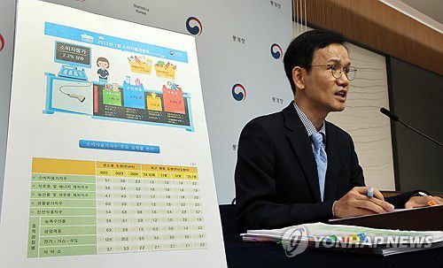 2025년 1월 소비자물가동향은(세종=연합뉴스) 배재만 기자 = 통계청 이두원 경제동향통계심의관이 5일 오전 정부세종청사에서 2025년 1월 소비자물가동향에 관해 설명하고 있다. 2025.2.5 scoop@yna.co.kr