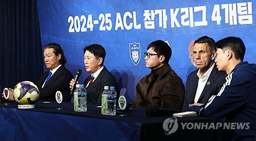 질문에 답하는 박태하 포항 감독(서울=연합뉴스) 김인철 기자 = 박태하 포항 감독이 5일 서울 종로구 축구회관에서 열린 2024-25 아시아축구연맹 챔피언스리그(ACL) 참가 K리그 4개팀 미디어데이에서 취재진 질문에 답하고 있다.     왼쪽부터 김판곤 울산 HD 감독, 박태하 포항 스틸러스 감독, 이정효 광주FC 감독, 거스 포옛 전북 현대 모터스 감독. 2025.2.5 yatoya@yna.co.kr