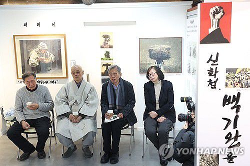 '신학철, 백기완을 부르다' 간담회(서울=연합뉴스) 강민지 기자 = 5일 오전 서울 종로구 백기완 마당집에서 백기완 선생 4주기 '신학철, 백기완을 부르다' 특별전시 기자간담회가 열리고 있다. 왼쪽부터 신학철 화백, 명진스님, 유홍준 명지대 석좌교수, 백 선생 딸 백원담 성공회대 교수. 2025.2.5 mjkang@yna.co.kr