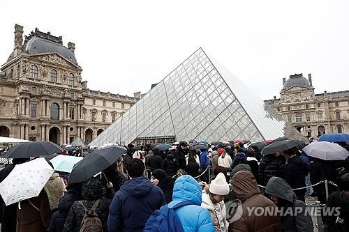 루브르 박물관의 주 출입구인 피라미드 앞 방문객들[로이터 연합뉴스 자료사진. 재판매 및 DB 금지]