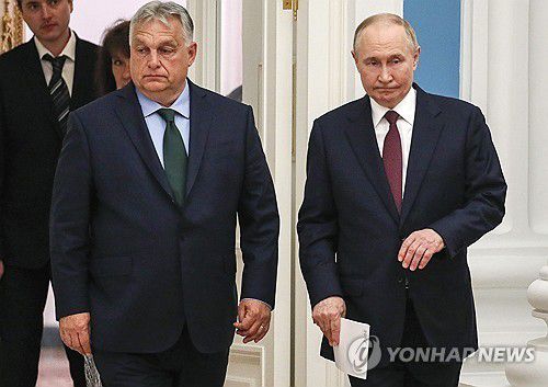 오르반 빅토르 헝가리 총리(왼쪽)와 블라디미르 푸틴 러시아 대통령[EPA=연합뉴스 자료사진 재판매 및 DB금지]