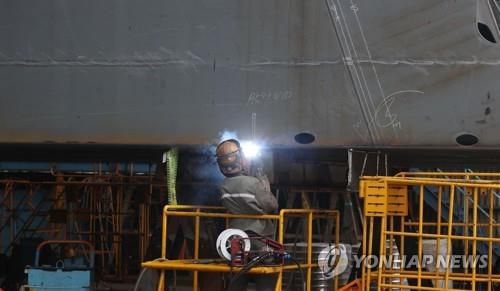 조선소 현장 용접 작업[연합뉴스 자료사진]