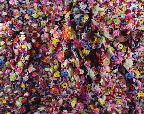 이용백, <엔젤-솔저>, 2011, 디지털 c-프린트, 225 × 180 cm[서울대미술관 제공. 재판매 및 DB 금지]