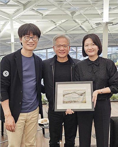 네이버 이해진, 엔비디아 젠슨 황과 소버린 AI 논의(서울=연합뉴스) 네이버 창업자인 이해진 글로벌투자책임자(GIO)가 젠슨 황 미국 반도체 업체 엔비디아의 젠슨 황 최고경영자(CEO)와 국가별 인공지능(AI)인 '소버린(Sovereign·주권) AI' 문제를 논의했다. 사진은 네이버 창업자인 이해진 글로벌투자책임자(GIO·왼쪽)와 젠슨 황 엔비디아 최고경영자(CEO), 최수연 네이버 대표. 2024.6.27 [네이버 인스타그램 캡처 제공. 재판매 및 DB 금지] photo@yna.co.kr