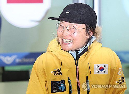 '남극대륙 단독 횡단' 미소지으며 귀국하는 김영미 대장(영종도=연합뉴스) 김성민 기자 = 지난달 17일 남극 대륙 단독 횡단에 성공한 김영미 대장이 6일 인천국제공항 제1여객터미널을 통해 귀국하고 있다. 2025.2.6 ksm7976@yna.co.kr