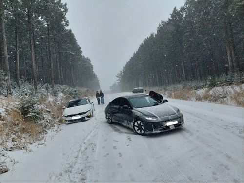 눈길에 고립된 차량[제주도 소방안전본부 제공. 재판매 및 DB 금지]