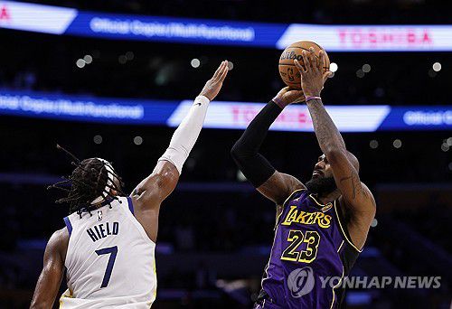 3점 던지는 제임스[AP=연합뉴스]