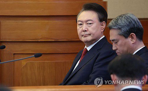 탄핵심판 6차 변론기일 출석한 윤 대통령(서울=연합뉴스) 윤석열 대통령 탄핵심판 6차 변론이 열린 6일 서울 종로구 헌법재판소 대심판정에 윤 대통령이 출석해 자리에 앉아있다. 2025.2.6 [사진공동취재단] photo@yna.co.kr