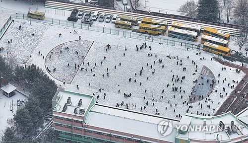 눈 내린 대구, 초등학교 운동장은 '만원'(대구=연합뉴스) 윤관식 기자 = 대구에 눈이 내린 7일 대구 중구 한 초등학교 운동장에 눈이 쌓인 가운데 많은 학생이 눈을 맞으며 놀고 있다. 2025.2.7 psik@yna.co.kr