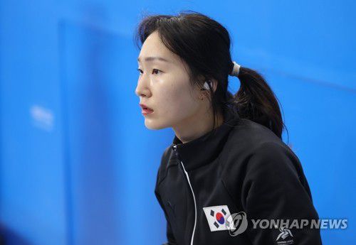 경기 앞둔 최민정(하얼빈=연합뉴스) 박동주 기자 = 한국 최민정이 7일 중국 하얼빈 헤이룽장 빙상훈련센터 다목적홀에서 쇼트트랙 여자 1,500ｍ 준준결승을 앞두고 생각에 잠겨있다. 2025.2.7 pdj6635@yna.co.kr