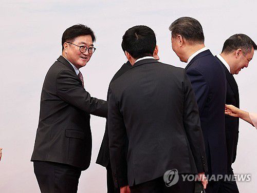 시진핑 주석과 악수하는 우원식 의장(서울=연합뉴스) 우원식 국회의장이 7일 중국 헤이룽장성 하얼빈시 타이양다오호텔에서 시진핑 국가주석이 주최한 오찬에 참석해 시 주석과 악수하고 있다. 2025.2.7 [국회의장실 제공. 재판매 및 DB 금지] utzza@yna.co.kr