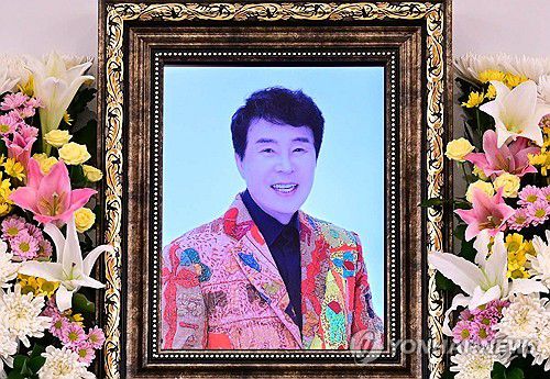 송대관 '영정 속 밝은 미소'(서울=연합뉴스) 가수 송대관의 빈소가 7일 서울 종로구 서울대학교병원 장례식장에 마련됐다. 발인은 9일 오전 11시, 장지는 서울추모공원이다. 2025.2.7 [사진공동취재단] scape@yna.co.kr