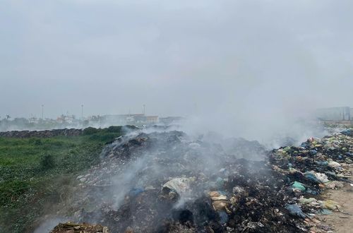 베트남의 쓰레기 소각지난해 11월 베트남 북부 하이즈엉성의 한 마을에서 쓰레기를 태우는 모습. [VN익스프레스 홈페이지 캡처. 재판매 및 DB 금지]