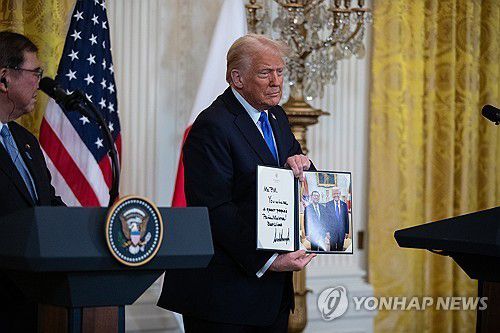 사진 선물하는 트럼프[워싱턴 EPA=연합뉴스. 재판매 및 DB 금지]