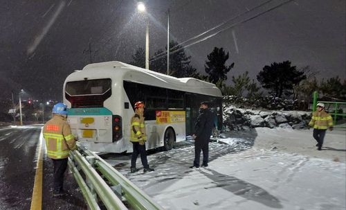 눈길에 미끄러진 공영버스[제주도소방안전본부 제공. 재판매 및 DB 금지]