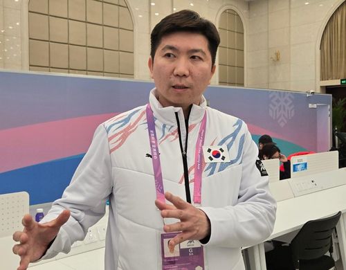 하얼빈 메인미디어센터 찾은 유승민 체육회장 당선인 (하얼빈=연합뉴스) 8일 중국 하얼빈 국제 컨벤션 전시 스포츠센터에 마련된 메인미디어센터(MMC)에 방문해 한국 취재진을 만난 유승민 체육회장 당선인 [촬영=최송아]