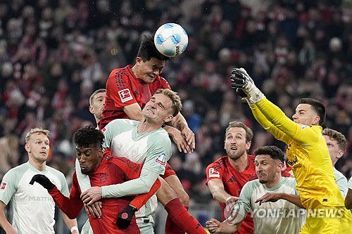 브레멘전에서 헤딩슛을 시도하는 뮌헨 김민재.[AP=연합뉴스]