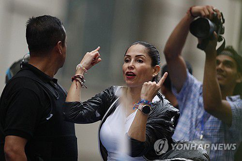 마지막 유세 펼치는 루이사 곤살레스 후보(가운데)[과야킬 EPA=연합뉴스. 재판매 및 DB 금지]