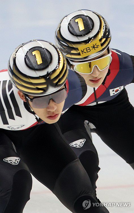 몸푸는 박지원-김길리(하얼빈=연합뉴스) 박동주 기자 = 6일 한국 쇼트트랙 대표팀 박지원, 김길리가 중국 하얼빈 헤이룽장 빙상훈련센터 다목적홀에서 훈련하고 있다. 2025.2.6 pdj6635@yna.co.kr