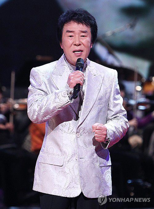 트로트 가수 송대관 별세(서울=연합뉴스) '해뜰날' 등으로 큰 인기를 누린 트로트 가수 송대관이 7일 오전 별세했다. 향년 79세.      송대관은 1967년 '인정 많은 아저씨'로 데뷔해 1975년 '해뜰날'이 히트하며 인기 가수로 도약했다. 이후 '네박자', '유행가', '차표 한장' 등 많은 히트곡을 내며 태진아, 현철, 설운도와 함께 트로트 사대천왕으로 불렸다.     사진은 2010년 11월경 KBS 1TV '가요무대'25주년 특집 리허설'에서 열창하는 송대관.  2025.2.7 [연합뉴스 자료사진] photo@yna.co.kr