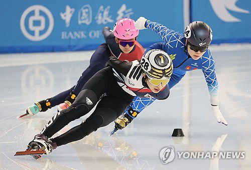 김길리의 여유(하얼빈=연합뉴스) 박동주 기자 = 7일 중국 하얼빈 헤이룽장 빙상훈련센터 다목적홀에서 열린 쇼트트랙 여자 1,000ｍ 예선에서 한국 김길리가 질주하고 있다. 2025.2.7 pdj6635@yna.co.kr