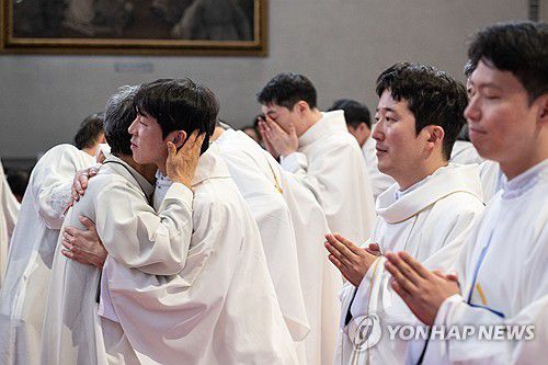 제의 수여 받는 신임 사제들(서울=연합뉴스) 천주교 서울대교구가 사제 서품식을 거행한 7일 서울 중구 명동대성당에서 김동준 신부 등 신임 사제들이 아버지 사제로부터 제의를 수여받고 있다. [사진공동취재단] photo@yna.co.kr