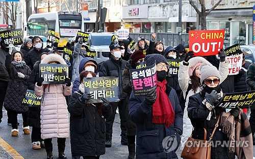 광주서 열린 탄핵 반대 집회(광주=연합뉴스) 정다움 기자 = 8일 오후 광주 동구 금남로 일대에서 열린 윤석열 대통령 탄핵 반대 집회에서 참가자들이 구호를 외치고 있다. 2025.2.8 daum@yna.co.kr