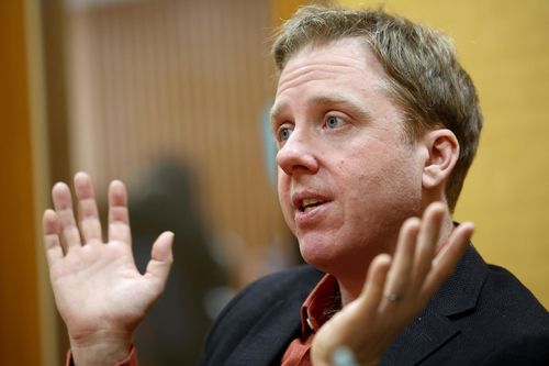 설명하는 브링리    (서울=연합뉴스) 류영석 기자 = 베스트셀러 '나는 메트로폴리탄 미술관의 경비원입니다'를 쓴 작가 패트릭 브링리가 지난 8일 서울 종로구 광화문 교보빌딩에서 연합뉴스와 인터뷰하고 있다. 2025.2.9 ondol@yna.co.kr