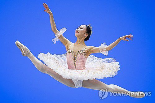 김보경 발레리나(EPA=연합뉴스) 김보경 발레리나(17)가 8일(현지시간) 스위스 로잔에서 열린 로잔발레콩쿠르 결선에서 발레를 선보이고 있다.