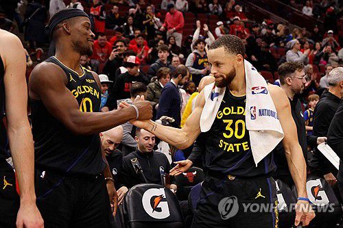 지미 버틀러와 스테픈 커리[Getty Images via AFP=연합뉴스. 재판매 및 DB 금지]