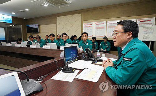 강도형 장관, 어선사고 관련 관계기관 간담회(서울=연합뉴스 자료사진) 강도형 해양수산부 장관이 2024년 3월 15일 경남 통영시의 사고 어선 수습 현장 관계기관 담당자들과 간담회를 하고 있다. 2024.3.15 [해양수산부 제공. 재판매 및 DB 금지] photo@yna.co.kr