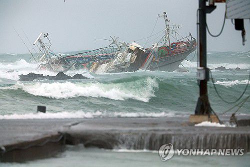 토끼섬 인근 좌초 어선(제주=연합뉴스) 박지호 기자 = 1일 오전 9시 24분께 제주시 구좌읍 토끼섬 인근 해상에서 애월선적 채낚기 어선 A호(32t·승선원 7명)와 B(29t·승선원 8명)가 갯바위에 좌초됐다.     사진은 이날 오후 좌초한 배들의 모습. 2025.2.1 jihopark@yna.co.kr