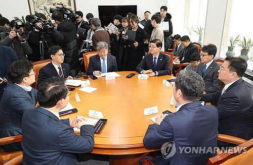 국정협의체 실무협의(서울=연합뉴스) 박동주 기자 = 4일 오전 서울 여의도 국회에서 국민의힘 김상훈 정책위의장과 더불어민주당 진성준 정책위의장, 방기선 국무조정실장, 조오섭 국회의장 비서실장 등이 참석한 가운데 국정협의체 실무협의가 열리고 있다. 2025.2.4 pdj6635@yna.co.kr