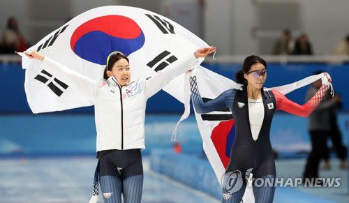김민선, 이나현, '오늘도 금은메달'(하얼빈=연합뉴스) 박동주 기자 = 9일 중국 하얼빈 헤이룽장 빙상훈련센터 스피드스케이팅 오벌에서 열린 동계아시안게임 스피드스케이팅 여자 500ｍ에서 우승한 김민선과 2위 이나현이 태극기 세리머니를 하고 있다. 김민선 금메달. 2025.2.9 xyz@yna.co.kr