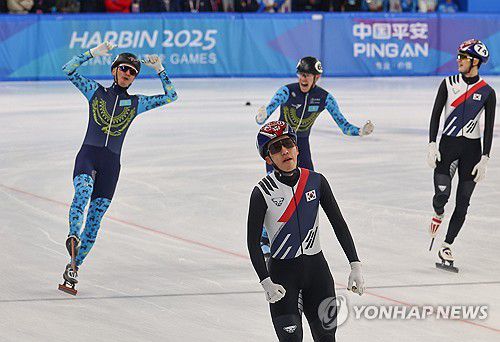 실격으로 메달 놓친 남자 계주(하얼빈=연합뉴스) 서대연 기자 = 9일 중국 하얼빈 헤이룽장 빙상훈련센터 다목적홀에서 열린 하얼빈 동계아시안게임 쇼트트랙 남자 5000m 계주 결승에서 실격 판정을 받으며 메달 획득에 실패한 한국 선수들이 아쉬워하고 있다. 금메달은 카자흐스탄이 차지했다. 2025.2.9 dwise@yna.co.kr