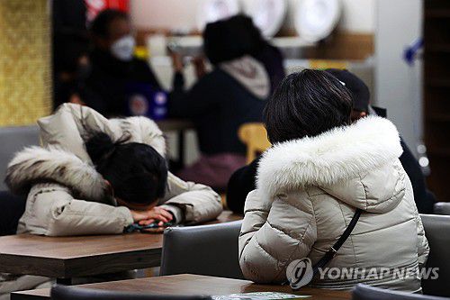 눈물 흘리는 서경호 침몰 사고 유가족(여수=연합뉴스) 정다움 기자 = 9일 오후 전남 여수시 한 장례식장에서 22서경호 침몰 사고 희생자들의 유가족이 눈물을 흘리고 있다. 2025.2.9 daum@yna.co.kr