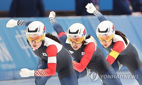 우리는 하나였다(하얼빈=연합뉴스) 박동주 기자 = 9일 중국 하얼빈 헤이룽장 빙상훈련센터 스피드스케이팅 오벌에서 열린 동계아시안게임 스피드스케이팅 여자 팀 스프린트에 출전한 김민지, 김민선, 이나현이 질주하고 있다. 2025.2.9 pdj6635@yna.co.kr