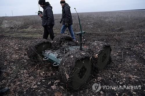 우크라이나군의 대전차 지뢰 설치용 로봇(우크라이나 하르키우주(州) EPA=연합뉴스 자료사진) 2025년 1월 25일 우크라이나 하르키우주(州)의 한 장소에서 촬영된 우크라이나군의 대전차 지뢰 설치용 로봇. 우크라이나군 제13 '하르티야' 국가방위여단은 2024년 여름부터 지상용 드론을 사용해왔다. (EPA/MARIA SENOVILLA) 2025.2.10.