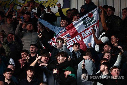 환호하는 플리머스 팬들[AFP=연합뉴스]
